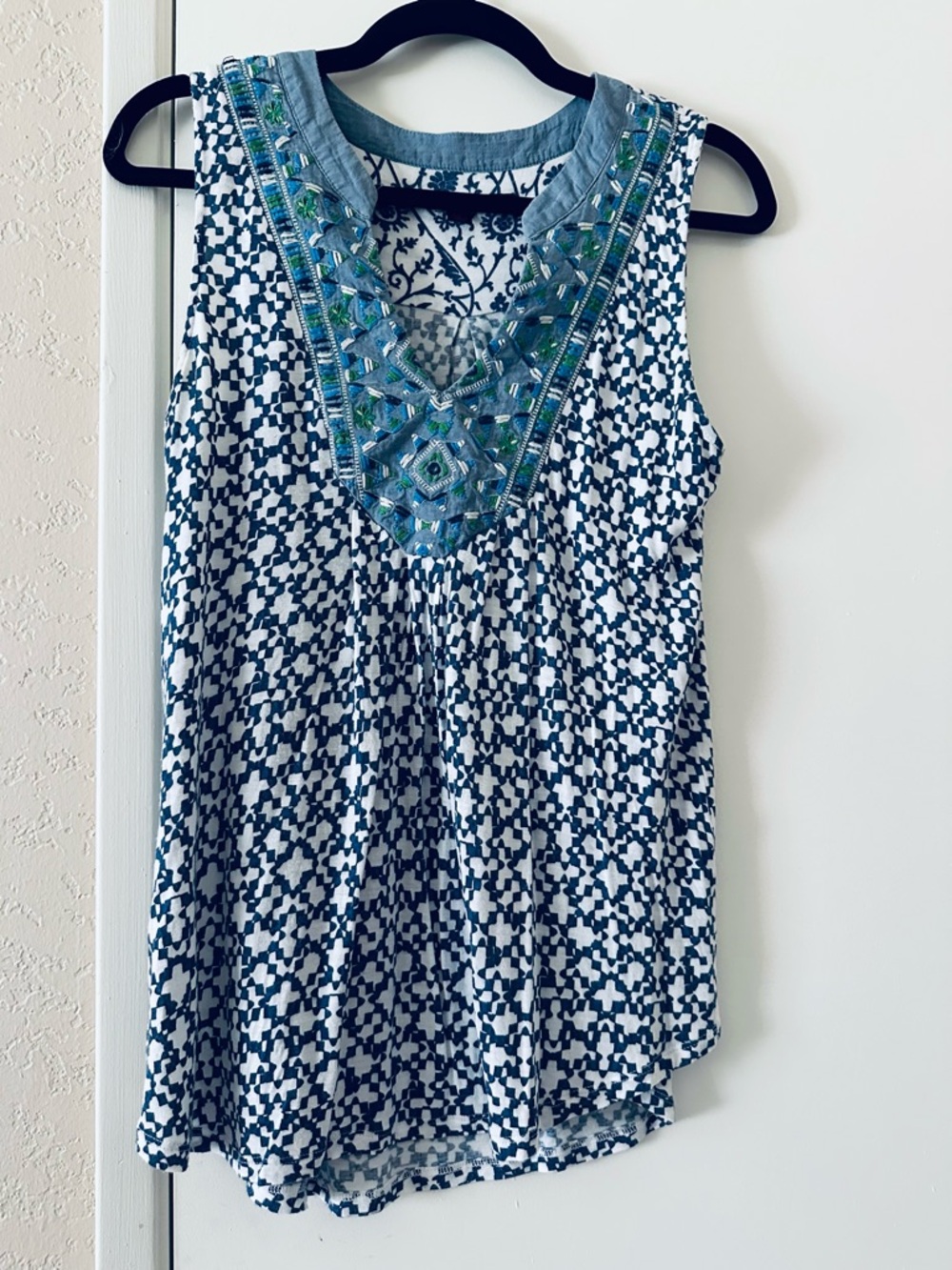Sleeveless Blouse Size Small Navy & Light Blue Embroidered V-Neck